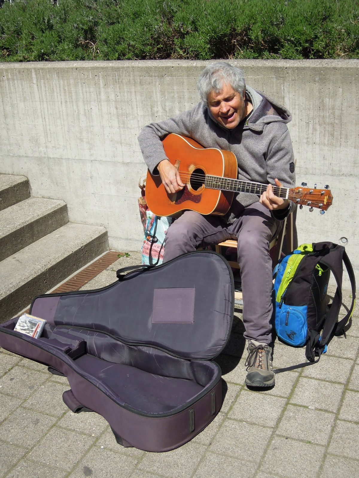 Der Strassenmusiker Bob Gault.