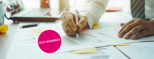 Hände arbeiten an Unterlagen, daneben Button „Jetzt bewerben“.