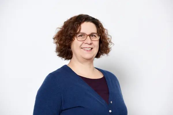 Porträt von Elena Konstantinidis, Stellvertretende Geschäftsführerin und Projektleiterin bei Selbsthilfe Schweiz